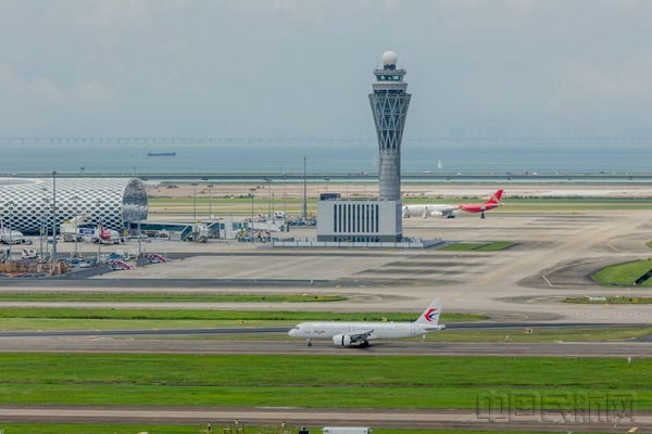 C919国产大飞机首次降落在深圳机场(马博明摄)13
