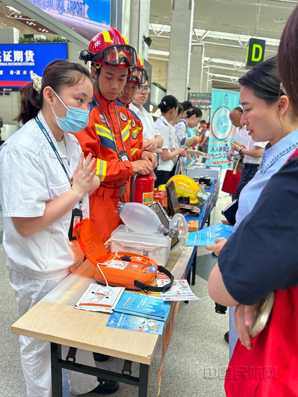 空港的消防和医护人员,现场开展应急工具演示-福州机场供图