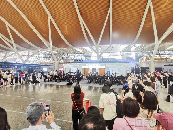 6月29日当天,浦东机场的交响乐演出吸引旅客拍照留念-钱擘摄13