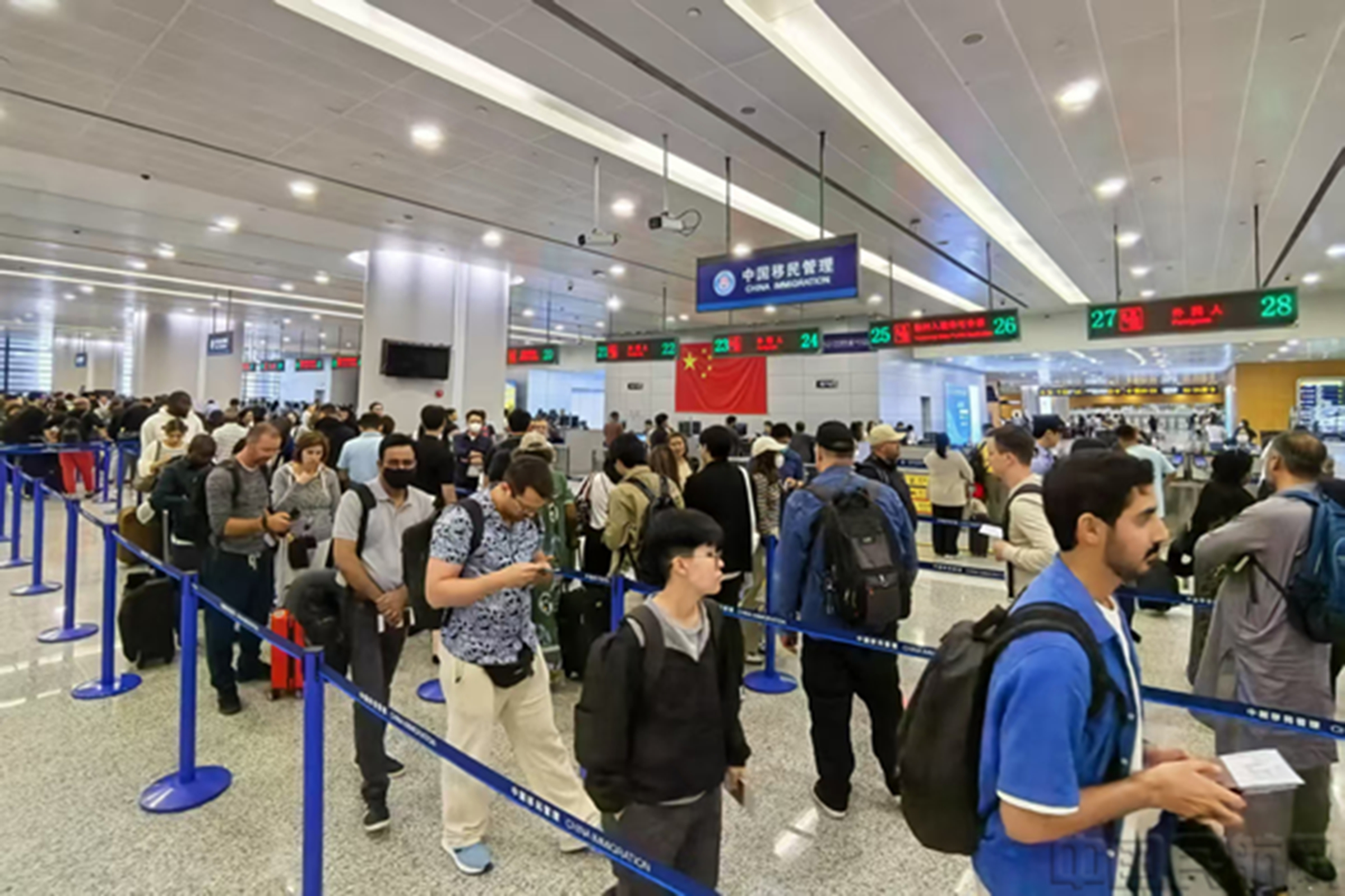 浦东国际机场边检入境大厅旅客有序候检-李宇航摄