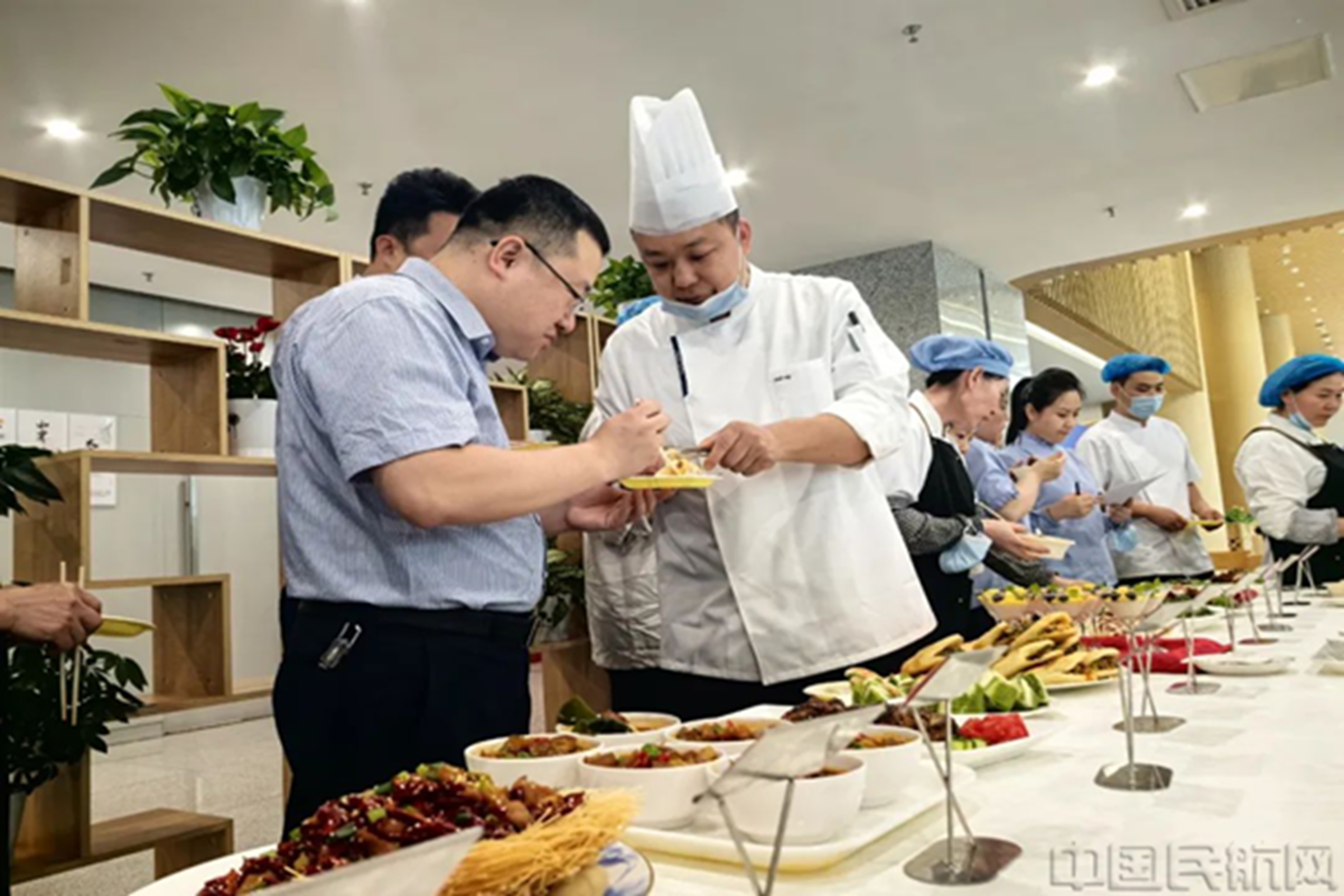 厨艺比拼邀请员工代表评审,对每道菜品进行品鉴,大家直呼过瘾。张睿 摄