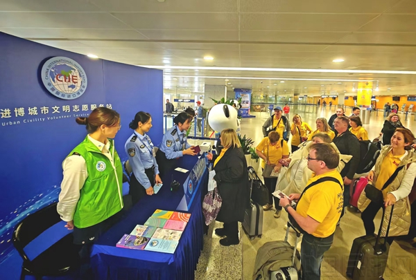 移民管理警察在浦东机场航站楼的服务站为外籍进博来宾提供通关咨询服务-杨夏杰摄1