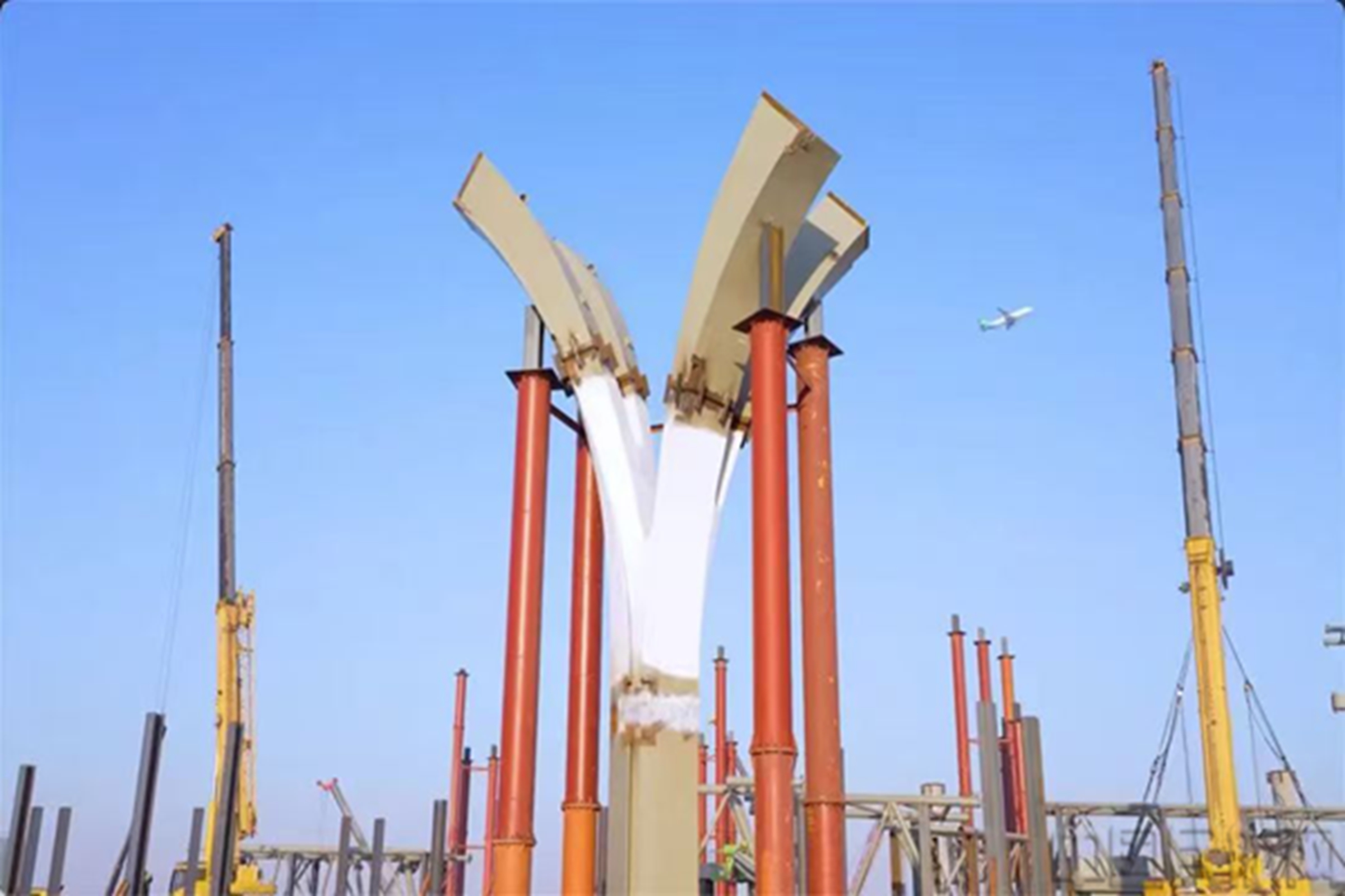 浦东T3的“飞鸟柱” 采用四分叉空间弯扭结构设计,在国内为首次应用-善见摄