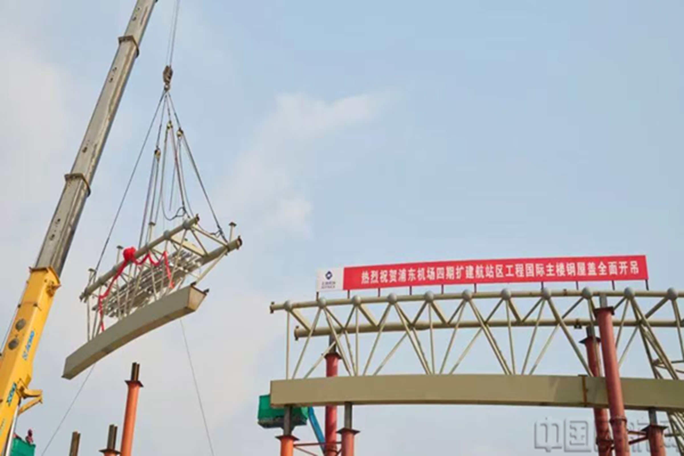 钢屋顶全面开吊-善见摄