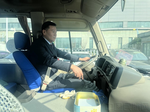 蒋佩锋驾驶机组车-东航供图1