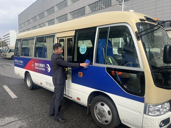 蒋佩锋仔细清洁机组车-东航供图2