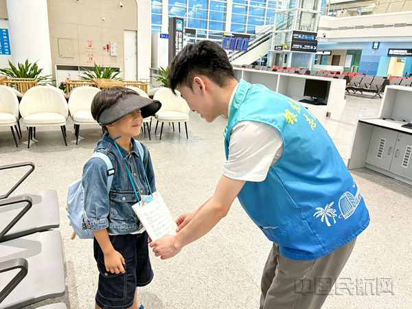 工作人员保障无陪儿童旅客_副本