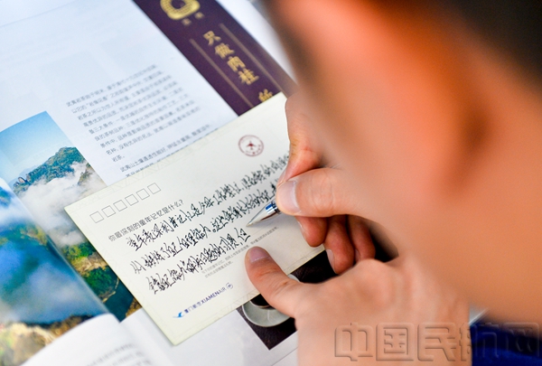 小乘务员再次闪亮登场(贺晟/摄) 中国民航网 通讯员张玮玲 报道:"哇,我们起飞啦!"6月1日,伴随着稚嫩的欢呼声,厦航魔法航班MF8217从厦门高崎机场腾空而起飞向西安,载着全机172名旅客,飞往"小时候"。 小机组和旅客玩咬人鲨鱼游戏(贺晟/摄) 本次魔法旅程从候机楼就已经启动。魔法球旋转木马、趣味节日挂饰,在厦航专门开设的"魔法柜台"里,身着卡通服饰的工作人员面带微笑地双手为旅客递上登机牌:"您好,欢迎乘坐魔法航班,祝您儿童节快乐!" 小机组为旅客分发棒棒糖和童年