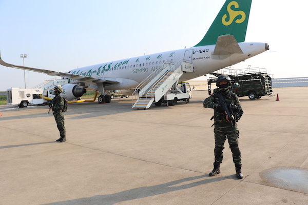 猎豹突击队与春秋航空开展联合实机处置训练