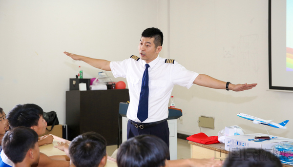 厦航全力支持姚基金希望小学篮球季-中国民航