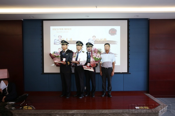 7-瑞丽航空运行副总经理罗建训与银质奖章安全飞行机长合影留念