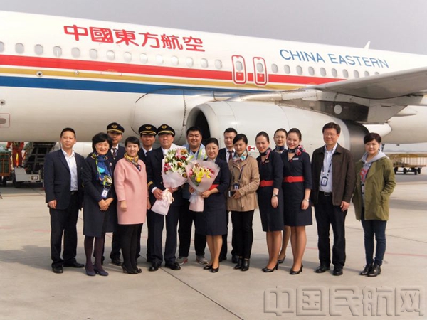 飞行38年 东航客舱经理挥别蓝天舞台(组图)