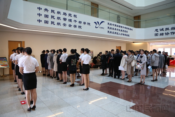 中国联航开展2017年第二批乘务员、航空安全
