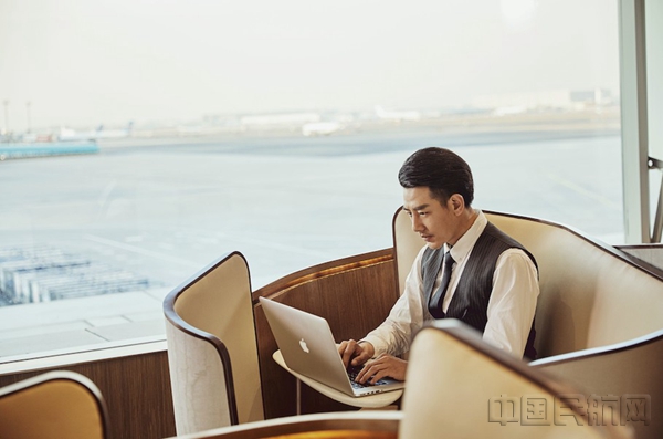 附图3:旅客在海翼堂海贝椅休憩.jpg