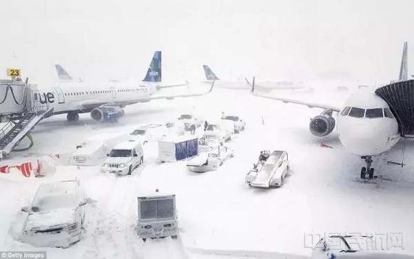 持续不断的暴风雪严重影响纽约机场运行。.jpg 持续不断的暴风雪严重影响纽约机场运行。.jpg