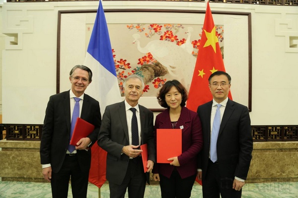 法国赛峰集团与厦航双方代表在活动现场。.jpg 法国赛峰集团与厦航双方代表在活动现场。.jpg