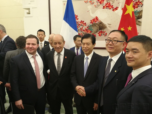 附图3：海南航空执行董事长兼首席执行官包启发与商务部部长钟山合影.jpg