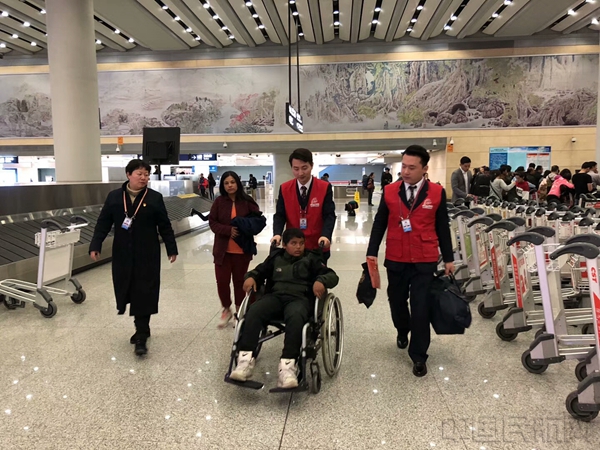 东航地服员工为Roj准备了轮椅.jpg 东航地服员工为Roj准备了轮椅.jpg