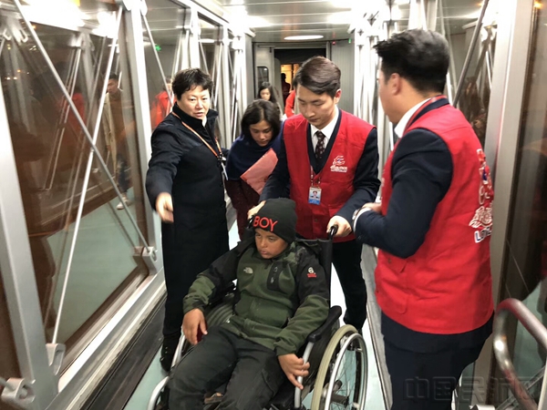 东航员工按照爱心航班的标准保障Roj和家人来华就诊.jpg 东航员工按照爱心航班的标准保障Roj和家人来华就诊.jpg