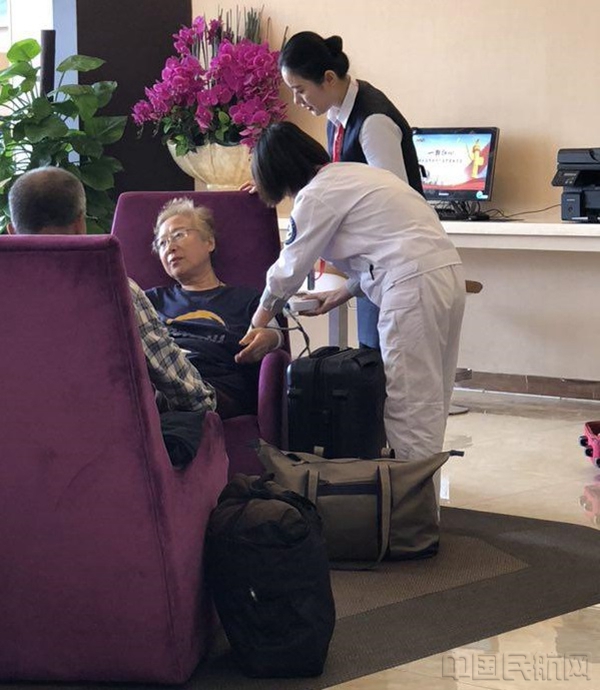 陈星瑶为旅客找来航医,并悉心照顾.jpg 陈星瑶为旅客找来航医,并悉心照顾.jpg