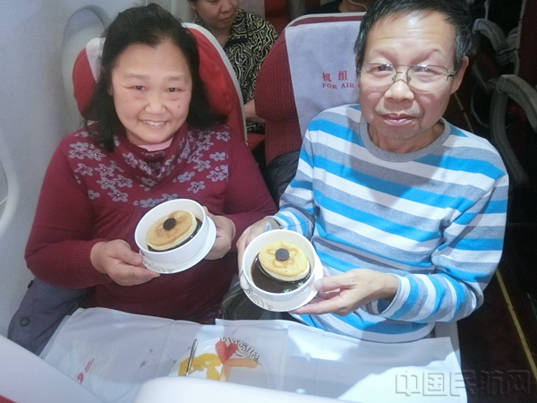 在首都航空航班上度过结婚36周年纪念日的夫妇合影.jpg