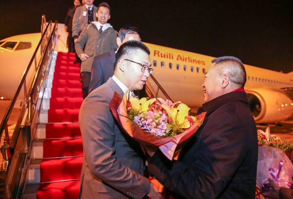 景成集团总裁董世杰到西雅图接回瑞丽航空第十六架飞机.jpg