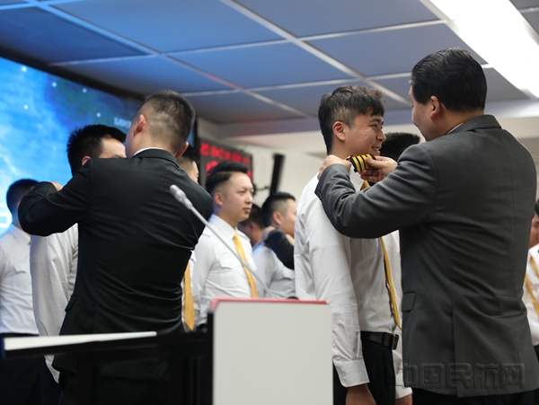 祥鹏航空为新机长佩戴肩章.JPG