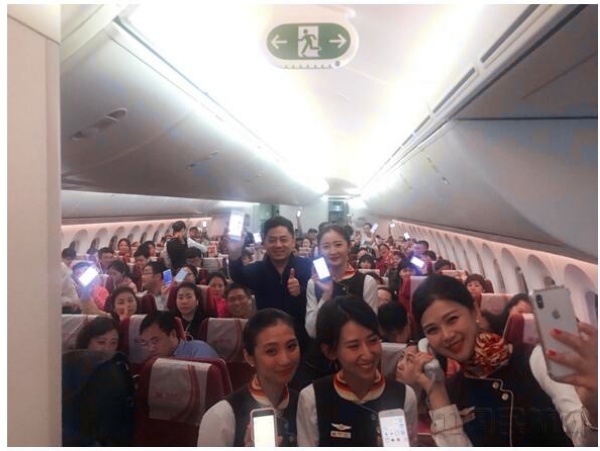 海南航空第一班PED开放HU7781航班上，旅客们集体开启手机记录下历史的一刻.jpg