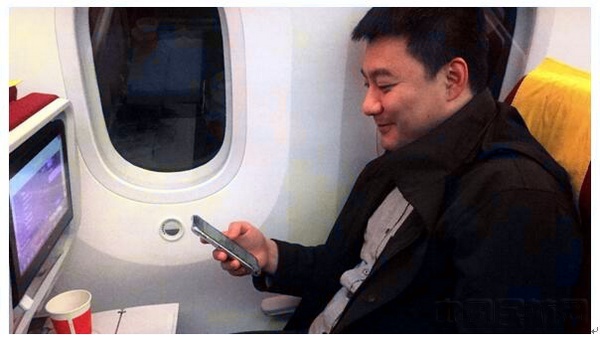 海南航空第一班PED开放HU7781航班上，旅客正使用手机.jpg