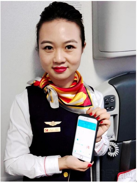 海南航空第一班PED开放HU7781航班上乘务长马云示范空中支付宝使用.jpg 海南航空第一班PED开放HU7781航班上乘务长马云示范空中支付宝使用.jpg