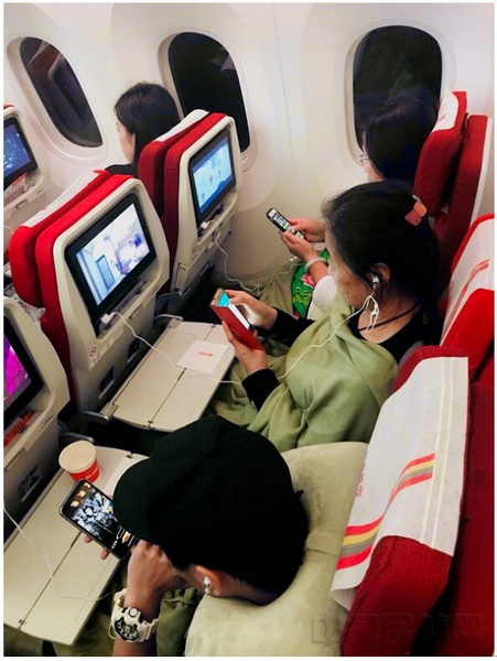 海南航空第一班PED开放HU7781航班上旅客用手机进行娱乐休闲活动.jpg
