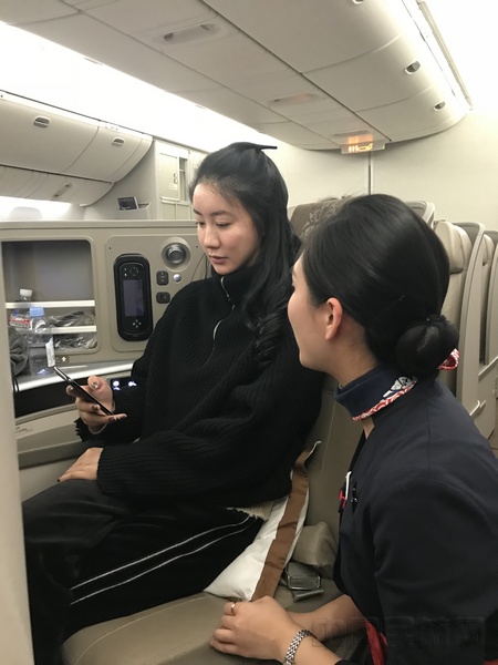 1月18日0时许,MU553上海巴黎航班乘务员向旅客介绍手机使用新规.jpg 1月18日0时许,MU553上海巴黎航班乘务员向旅客介绍手机使用新规.jpg