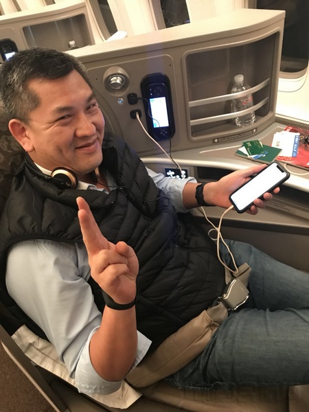 18日0时许起飞的MU553上海巴黎上,旅客尝鲜空中手机使用.jpg 18日0时许起飞的MU553上海巴黎上,旅客尝鲜空中手机使用.jpg