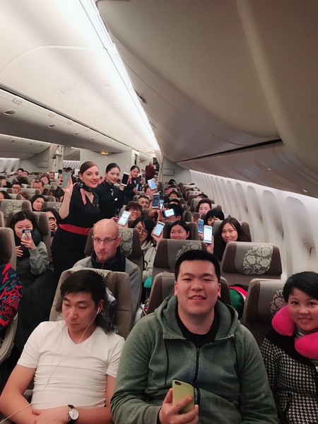 18日0时许起飞的MU553上海巴黎上,旅客尝鲜空中手机使用2.jpg 18日0时许起飞的MU553上海巴黎上,旅客尝鲜空中手机使用2.jpg