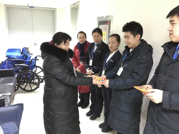20180125工会送暖宝宝足贴（柳洋摄） (4).jpg