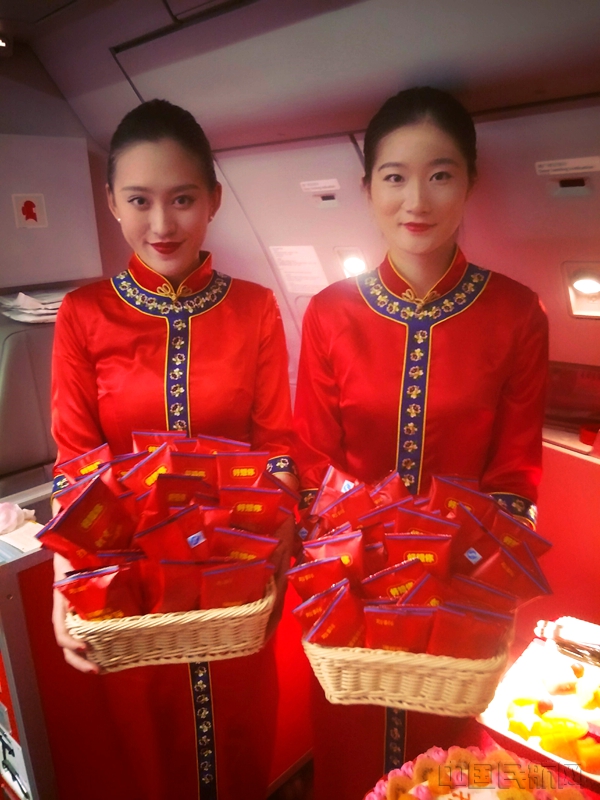 图二  为旅客提供枣片特产.jpg