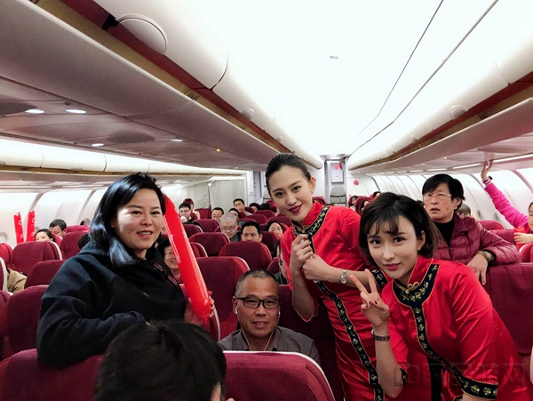 图五  旅客参加猜灯谜活动.jpg