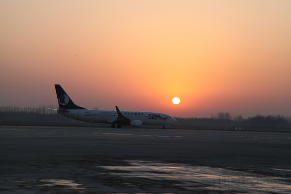 图13：2018年春运首日，飞机迎着朝阳滑向跑道.jpg