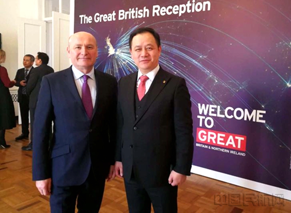 附图1：海航控股运营总裁孙剑锋与PriestmanGoode创始人之一Paul Priestman于英国大使官邸签署合作备忘录.jpg