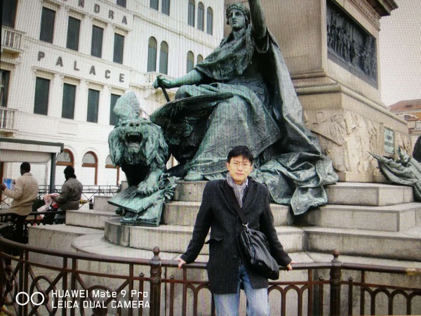 附图8:2008年,布鲁塞尔时的尹小伟老照片.jpg 附图8:2008年,布鲁塞尔时的尹小伟老照片.jpg