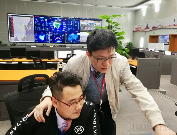 附图9:工作中的尹小伟和其同事(戚仕翔 摄).jpg 附图9:工作中的尹小伟和其同事(戚仕翔 摄).jpg