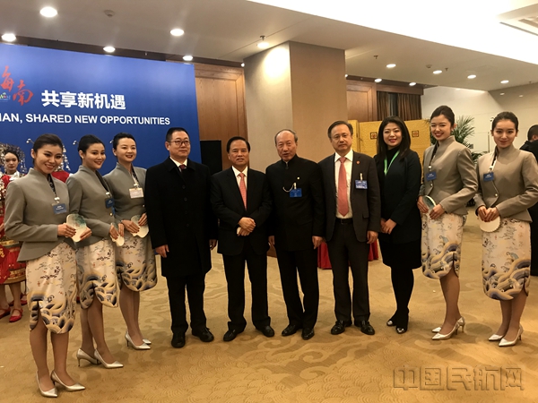 附图1：海南省省委书记刘赐贵、省委常委、秘书长胡光辉与海航集团董事局主席陈峰、海南航空董事长包启发共同合影.jpg