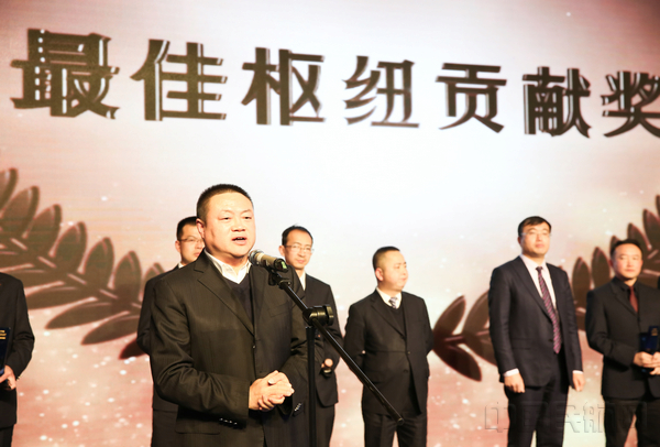 瑞丽航空董事长马占炜发表获奖感言.jpg 瑞丽航空董事长马占炜发表获奖感言.jpg