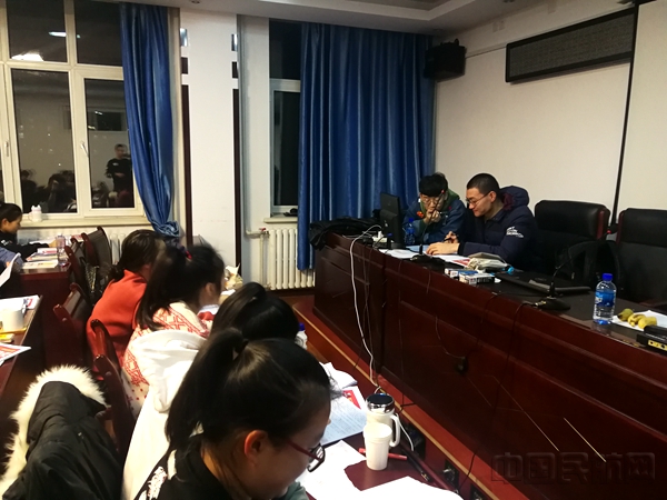 附图6：在讲台上为学生授课的彭海航（右一）.jpg