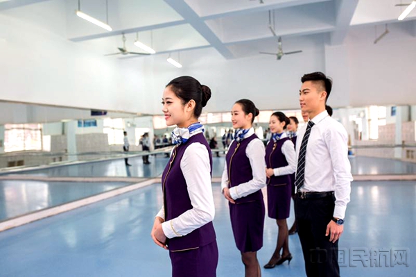 附图7：梁宏伟在课上学习空乘礼仪.jpg
