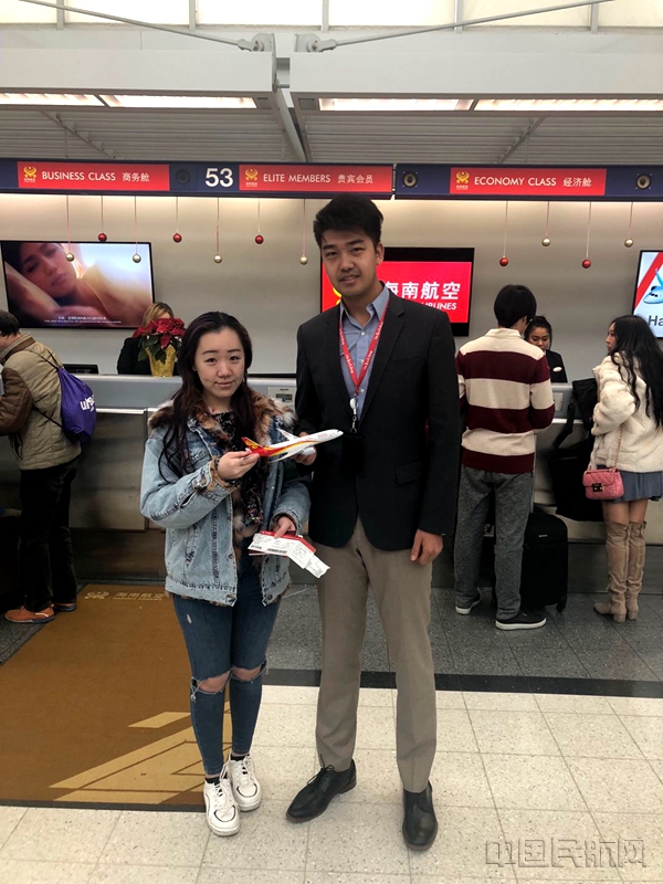 附图12：芝加哥海航员工为受助留学生办理值机并合影.jpg