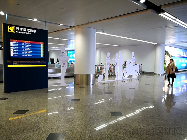 附图13：机场中抵达家乡的旅客.jpg