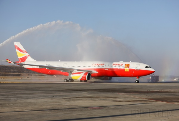 8. 2017年12月，祥鹏航空首架自主引进A330宽体机在昆明机场接受“过水门”仪式.jpg