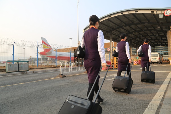 2. 2017年3月，祥鹏航空昆明-广州航线正式开通，实现国内一线城市全覆盖，图为首航乘务组.jpg
