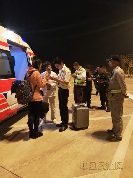 航班备降三亚后东航当地工作人员为旅客做后续安排_副本.jpg 航班备降三亚后东航当地工作人员为旅客做后续安排_副本.jpg
